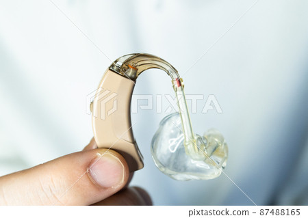 有肉色助聽器的男性手 87488165