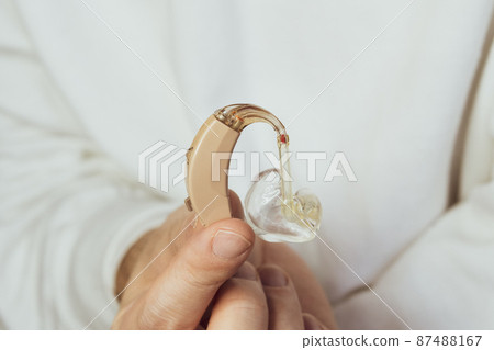 有肉色助聽器的男性手 87488167