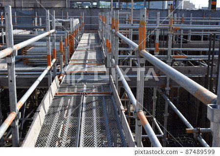 建設中的建築地基施工現場 87489599