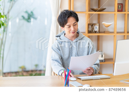在家工作的年輕人 在家工作的年輕人 87489656