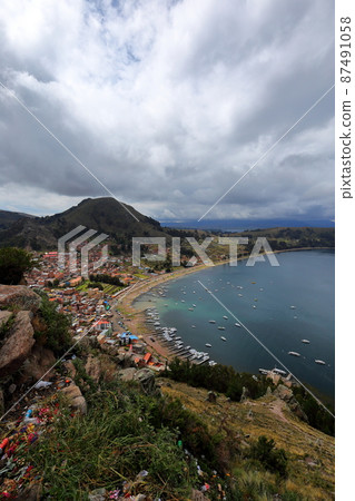 Cityscape of Copacabana (Bolivia) 87491058