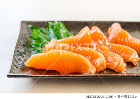 Salmon sashimi 87491519