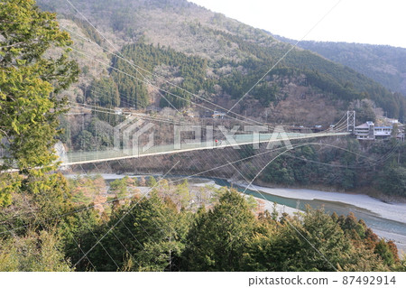 Suspension bridge in Tanze 87492914
