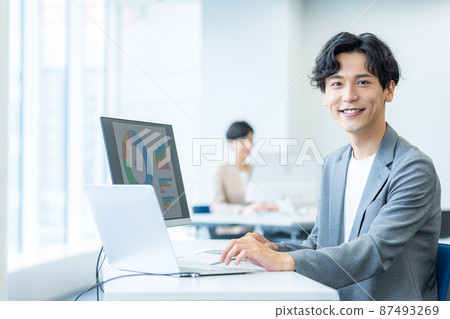 Business people working in the office 87493269