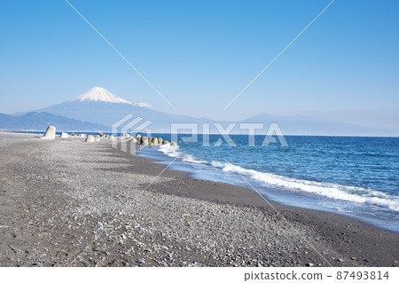 陽光明媚的日子裡，從大海和沙灘看富士山的美麗景色 87493814