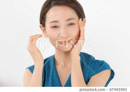 Women in their 30s skin care white background 87493993