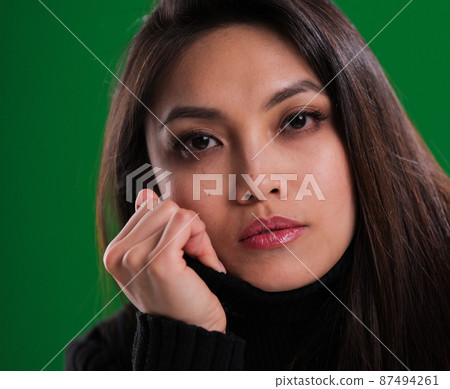 Girl with an exceptionally pretty face in close-up 87494261