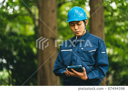 戴頭盔的公園維護承包商 戴頭盔的公園維護承包商 87494396