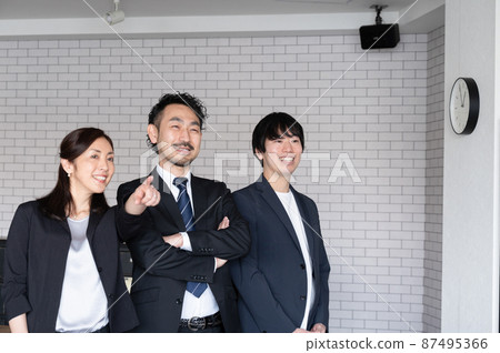三名上班族抬頭指點 三名上班族抬頭指點 87495366
