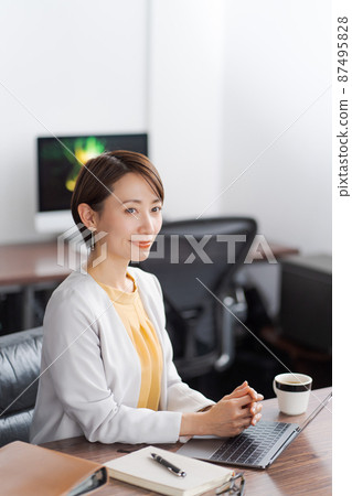 在辦公室工作的女人的照片 87495828