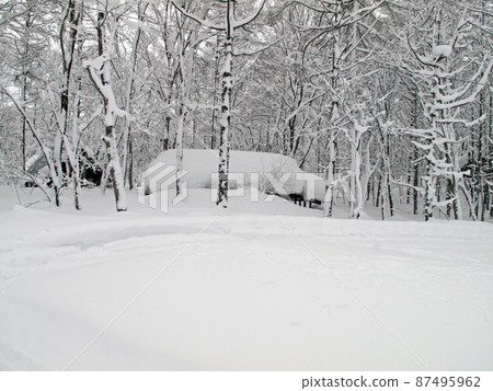 A villa where the snow on the roof does not fall due to heavy snowfall 87495962