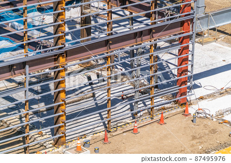 Construction site, hanging scaffolding, steel frame construction, horizontal furring strip Construction site, hanging scaffolding, steel frame construction, horizontal furring strip 87495976