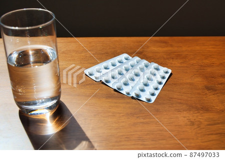 片劑和一杯水 片劑和一杯水 87497033