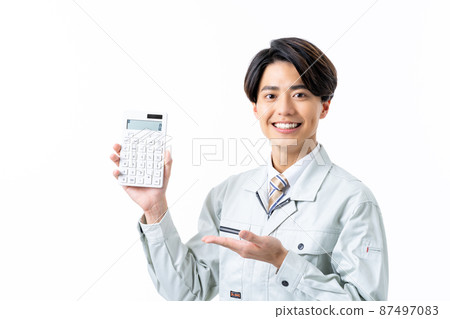 一個年輕的男工，白色背景上有計算器 87497083