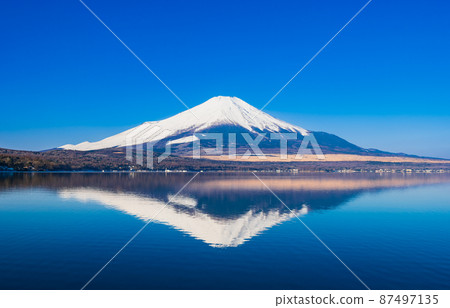 山中湖倒立的富士山冬景 87497135