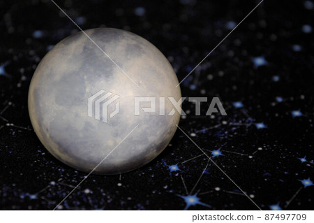 The full moon that emerges 87497709