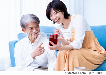 父母和孩子一起看智能手機 父母和孩子一起看智能手機 87498095