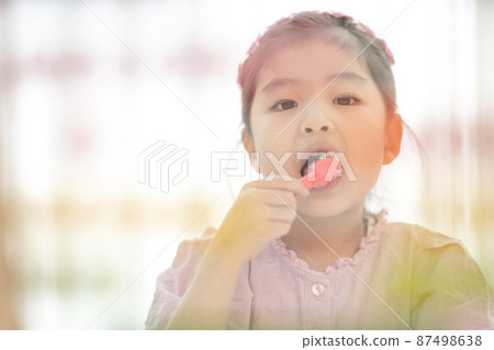 小吃 冰淇淋 兒童 生活方式 女孩 87498638