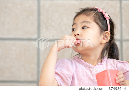 snack ice cream child lifestyle girl snack ice cream child lifestyle girl 87498644
