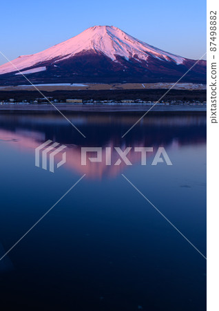 (Yamanashi Prefecture) A spectacular view of the upside-down red Fuji on the shores of Lake Yamanaka in the early morning (Yamanashi Prefecture) A spectacular view of the upside-down red Fuji on the shores of Lake Yamanaka in the early morning 87498882