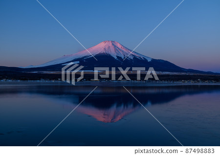 (山梨縣)清晨山中湖畔倒映紅富士的壯麗景色 (山梨縣)清晨山中湖畔倒映紅富士的壯麗景色 87498883