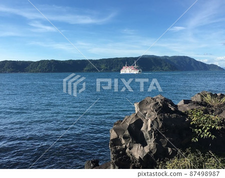 Sea and ship Sea and ship 87498987