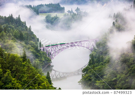 [福島縣/奧會津]伴隨著火車汽笛聲和河霧的夢幻第一隻見河大橋 87499323