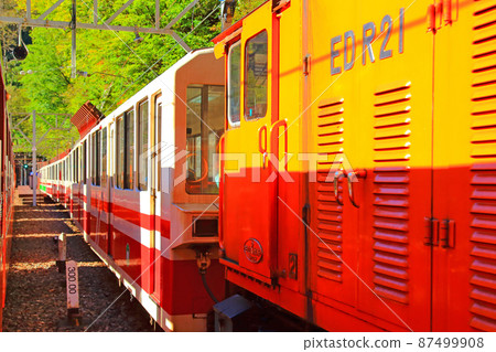 黑部峽谷鐵路無軌電車的風景 黑部峽谷鐵路無軌電車的風景 87499908