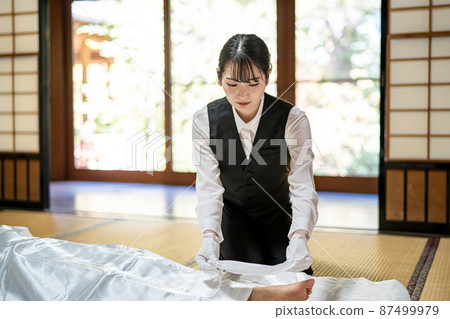 身著佛教服裝的殯儀員(能觀) 身著佛教服裝的殯儀員(能觀) 87499979