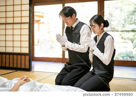 身著佛教服裝的殯儀員（能觀） 87499980