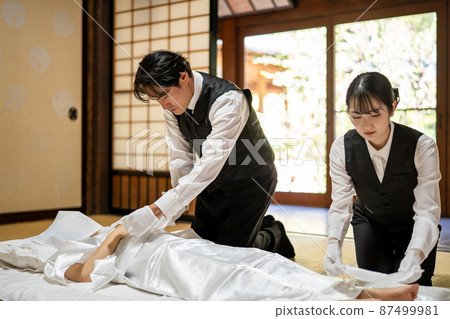 身著佛教服裝的殯儀員（能觀） 87499981