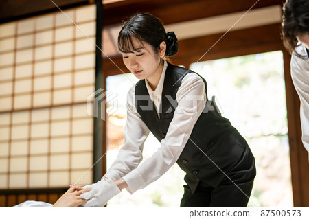 身著佛教服裝的殯儀員（能觀） 87500573