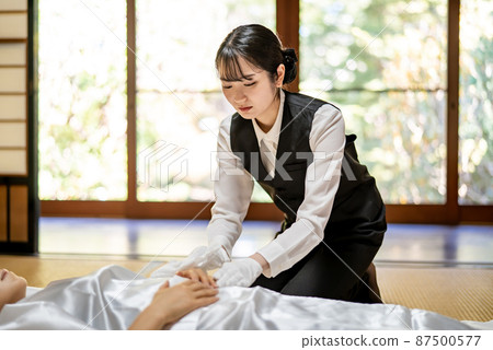身著佛教服裝的殯儀員（Nōkanshi，tekō） 87500577