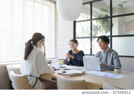 Business scene 3 people 87500812