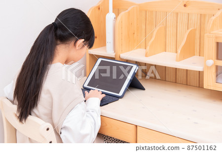 亞洲女孩在兒童房學習平板電腦 亞洲女孩在兒童房學習平板電腦 87501162