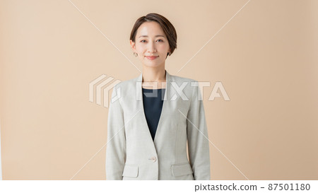 女商人肖像米色 87501180