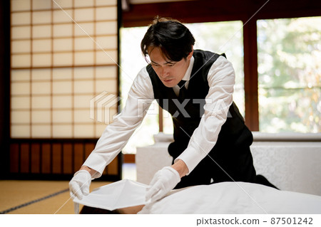 Funeral staff wearing Buddhist garments (Nōkanshi, male) 87501242