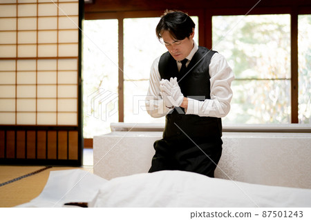 身著佛服的殯儀員（能觀士，男） 87501243