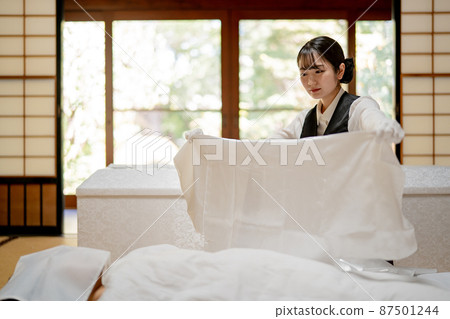 身著佛服的殯儀員(棺材師、棺材蒲團) 身著佛服的殯儀員(棺材師、棺材蒲團) 87501244