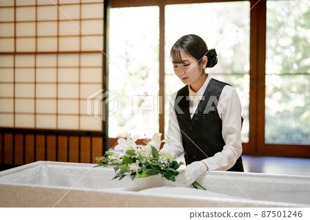 Funeral staff (woman) 87501246