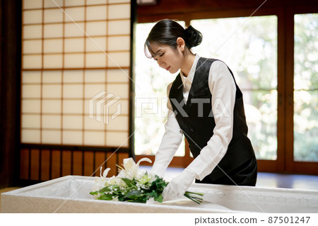 Funeral staff (woman) 87501247