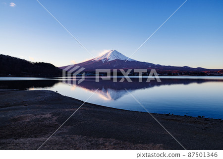 Japanese landscape "upside down Mt. Fuji" 87501346