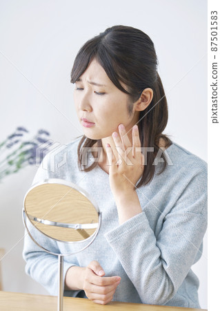 看美容鏡的女人，憂心忡忡的客廳 87501583
