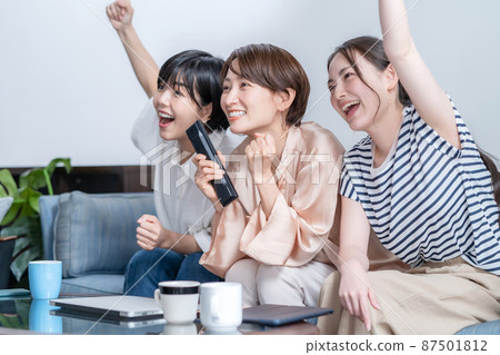 看電視直播的女人 87501812
