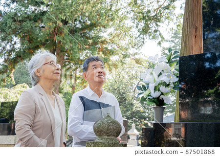 Elderly men and women visiting the grave 87501868