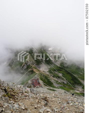 從立山山道看到的一越小屋 從立山山道看到的一越小屋 87502350