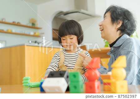 奶奶和孫子在室內玩耍 奶奶和孫子在室內玩耍 87502397