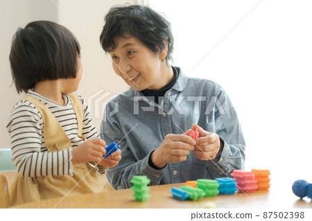 奶奶和孫子在室內玩耍 87502398