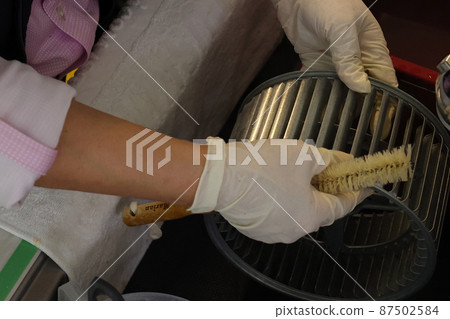 Work scenery to clean every detail for the year-end general cleaning 87502584