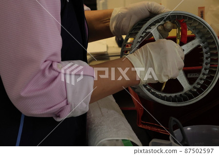 Work scenery to clean every detail for the year-end general cleaning Work scenery to clean every detail for the year-end general cleaning 87502597